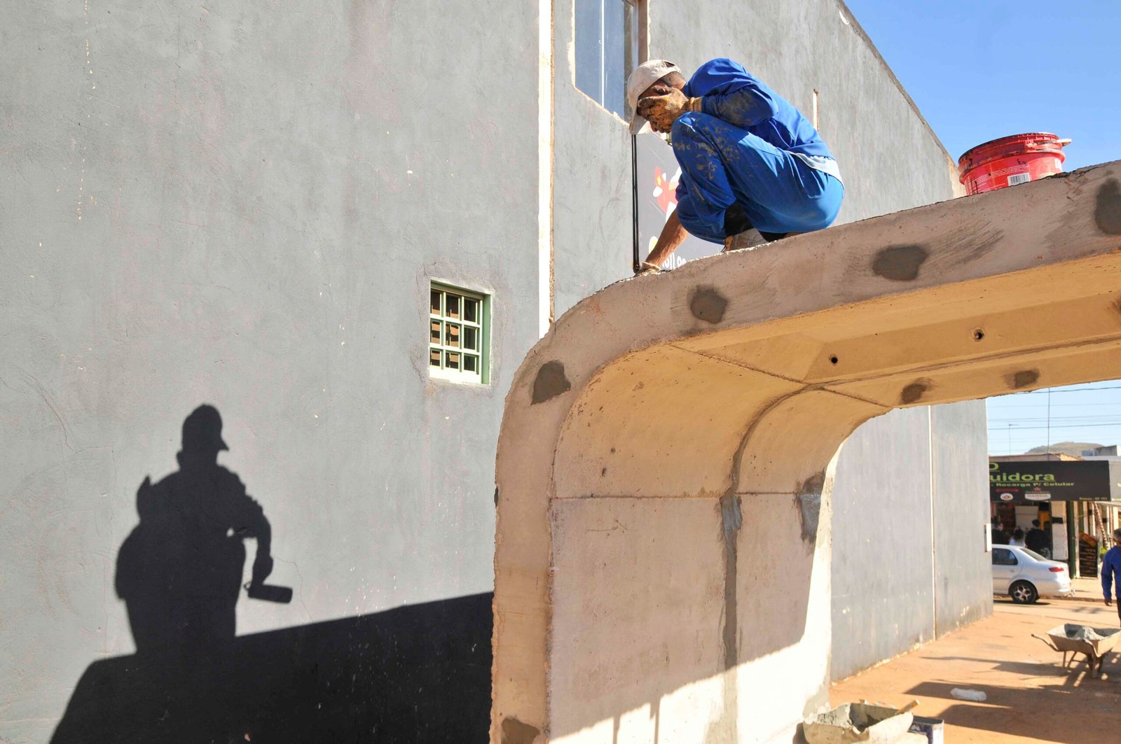 Construção de paradas de ônibus e calçadas reforça infraestrutura para mais qualidade de vida em Água Quente