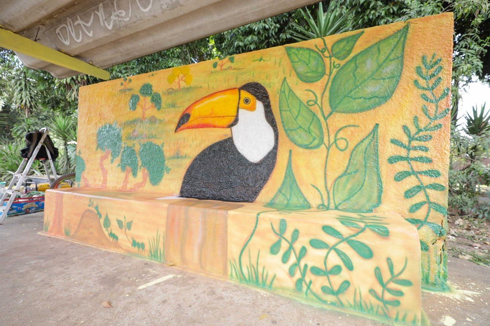 Paradas de ônibus do Pistão Norte ganham nova vida com obras de artistas plásticos
