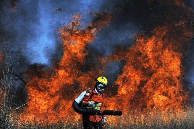 Incêndios em vegetação no Lago Norte e em São Sebastião mobilizam bombeiros