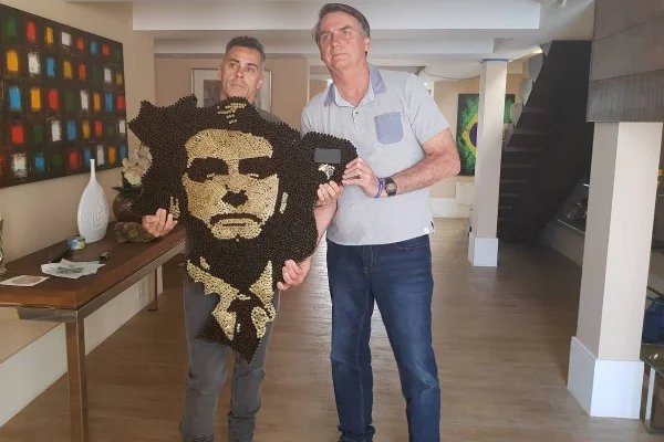 Deputada pede apuração após PM comprar quadros de artista bolsonarista –